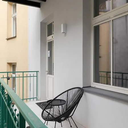 Dietla One Bedroom With Air Conditioning & Balcony By Renters شقة